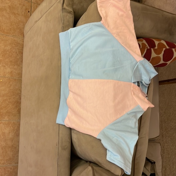 Short and shirt color block set.Very cute and shorts have pockets - Picture 2 of 3